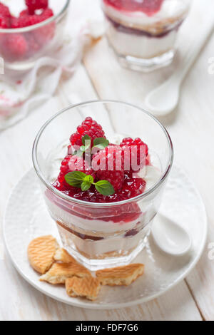 Cheesecake aux framboises, menthe dans le verre Banque D'Images