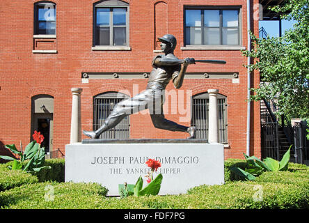 Chicago, Illinois, États-Unis d'Amérique : la statue de la joueur de baseball Joe DiMaggio (1914-1999) au quartier de la Petite Italie Banque D'Images