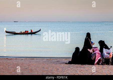 La population locale sur la plage, à l'Katara Cultural Village, Doha, Qatar Banque D'Images