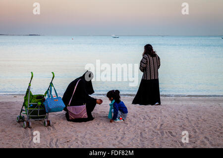 La population locale sur la plage, à l'Katara Cultural Village, Doha, Qatar Banque D'Images