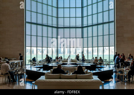 Le café/restaurant dans le musée d'Art Islamique avec vue sur la skyline de Doha, Doha, Qatar Banque D'Images