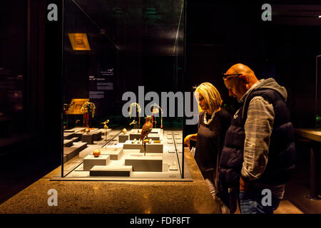 Les touristes à la recherche de l'exposition, le Musée d'Art Islamique, Doha, Qatar Banque D'Images