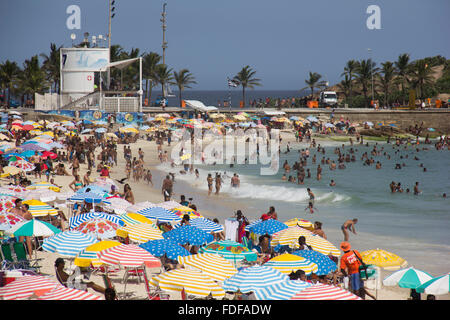 Rio de Janeiro, Brésil. 30 janvier 2016. Avec seulement une semaine pour le début officiel du Carnaval de Rio de Janeiro est déjà le carnaval. Ce week-end, plus de 150 groupes de carnaval parade dans les cidadade. Avec la chaleur 35 celcius, les plages sont emballées avec des baigneurs. Images Voir les plages d'Ipanema et Leblon, Arpoador dans le sud de la ville. Credit : Luiz Souza/Alamy Live News Banque D'Images