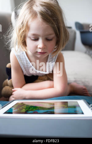 fille sur ipad Banque D'Images