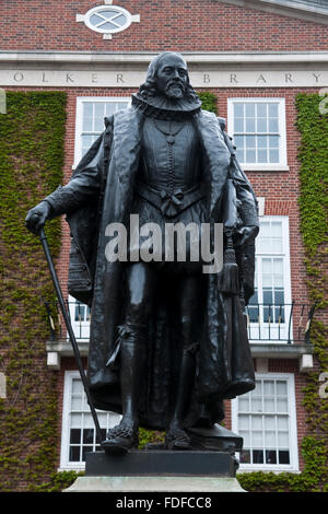 La statue de Francis Bacon par Frederick W Pomeroy en face de Gray's Inn Library, Londres, l'un des quatre Inns of Court Banque D'Images