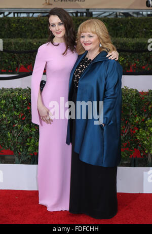 Comédienne Sophie McShera (l) et Lesley Nicol assister à la 22e assemblée annuelle des Screen Actors Guild Awards, SAG Awards, Au Shrine Auditorium à Los Angeles, USA, le 30 janvier 2016. Photo : Hubert Boesl /dpa - PAS DE FIL - SERVICE Banque D'Images