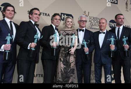 Los Angeles, CA, USA. 30 janvier, 2016.Acteurs Billy Crudup, Brian d'Arcy James, Mark Ruffalo, Rachel McAdams, John Slattery, Michael Keaton, et Liev Schreiber, gagnants pour rendement exceptionnel par un Cast dans une motion l'image 'Spotlight', poser dans la salle de presse de la 22e assemblée annuelle des Screen Actors Guild Awards, SAG Awards, Au Shrine Auditorium à Los Angeles, USA, le 30 janvier 2016. Photo : Hubert Boesl /dpa - PAS DE SERVICE DE FIL - Crédit photo : dpa alliance/Alamy Live News Banque D'Images