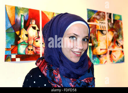 Zwickau, Allemagne. 27 Jan, 2016. Artiste syrien Iman Khandash sourire alors qu'elle prépare sa première exposition en Allemagne à l'art local association 'Freunde Aktueller Kunst' (lit. les amis de l'art actuel) à Zwickau, Allemagne, 27 janvier 2016. Khandash a été l'élève de la conception graphique à Alep avant qu'elle a échappé à la guerre en Syrie à l'automne dernier. Photo : Claudia Drescher/dpa/Alamy Live News Banque D'Images