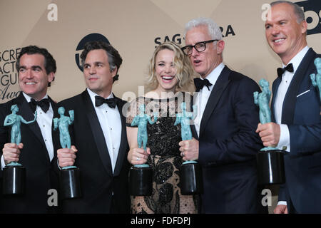 Los Angeles, CA, USA. 30 janvier, 2016.Acteurs Billy Brian d'Arcy James, Mark Ruffalo, Rachel McAdams, John Slattery et Michael Keaton gagnants pour rendement exceptionnel par un Cast dans une motion l'image 'Spotlight', poser dans la salle de presse de la 22e assemblée annuelle des Screen Actors Guild Awards, SAG Awards, Au Shrine Auditorium à Los Angeles, USA, le 30 janvier 2016. Photo : Hubert Boesl /dpa - PAS DE SERVICE DE FIL - Crédit photo : dpa alliance/Alamy Live News Banque D'Images