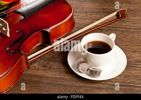 Roses rouges et un violon sur la table Banque D'Images