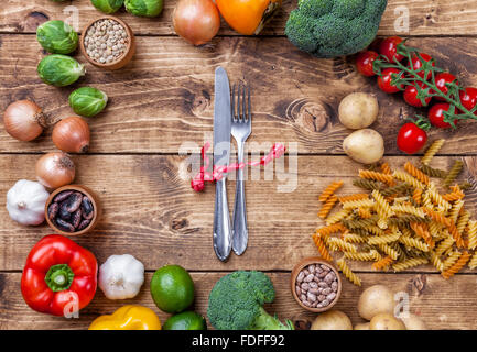 Les légumes biologiques frais et sains et des ingrédients alimentaires sur fond de bois Banque D'Images