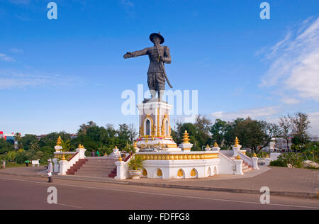 La statue du Roi Anouvong à Vientiane, Laos Banque D'Images