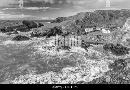 Surfez sur les rochers, Kynance Cove, Cornwall, UK Banque D'Images