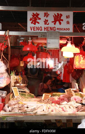 Un fishwife dans sa boutique dans le marché du rouge à Macao, Chine. Banque D'Images