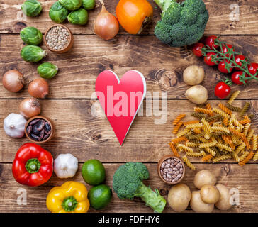 Les légumes biologiques frais et sains et des ingrédients alimentaires sur fond de bois Banque D'Images