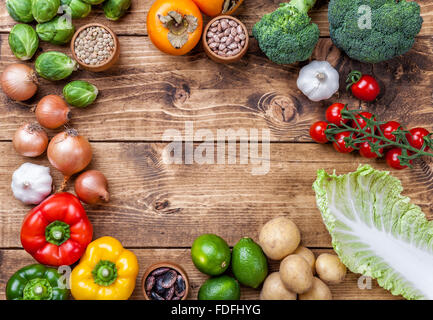 Les légumes biologiques frais et sains et des ingrédients alimentaires sur fond de bois Banque D'Images