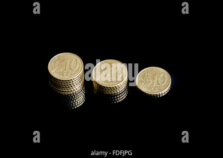 Close-up de trois piles de réduction euro cent coin isolé sur fond noir Banque D'Images