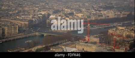 Vue depuis le haut de la Tour Eiffel à la recherche vers le bas sur la rivière qui passe par Paris, France Banque D'Images