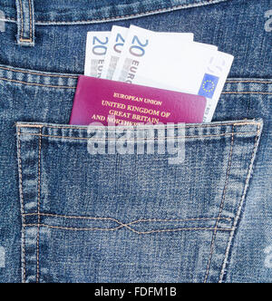 Passeport et billets en poche arrière de jeans. Concept de voyage Banque D'Images