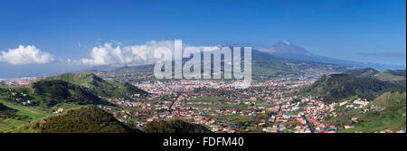Vue depuis le Mirador de las Mercedes sur San Cristóbal de La Laguna et le parc rural d'Anaga, Teide, Tenerife, Canary Islands Banque D'Images