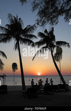 Coucher de soleil sur le golfe de Thaïlande vu de klong Prao, Koh Chang, Thaïlande, Asie du sud-est. Banque D'Images