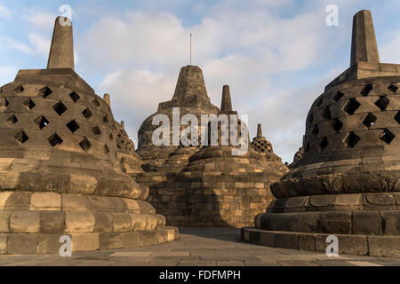 Stupas, temple bouddhiste Borobudur, Yogyakarta, Java, Indonésie, Asie Banque D'Images