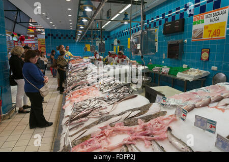 Marbella, Costa del Sol, la province de Malaga, Andalousie, Espagne du sud. Compteur à poissons et fruits de mer Al Campo supermarché dans la ca Banque D'Images