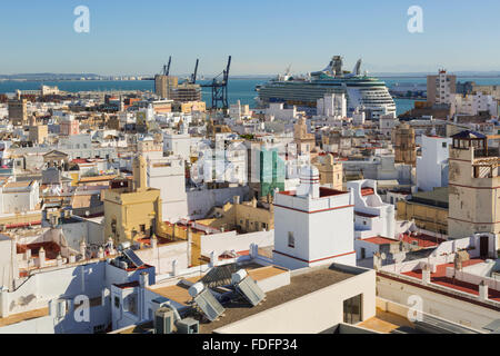 Cadix, Province de Cadix, Andalousie, Espagne du sud. Vers le nord-est de la Torre Tavira vers le port. Banque D'Images