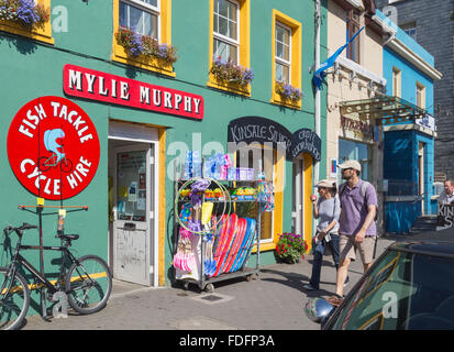 L'Ouest de Cork, Kinsale, dans le comté de Cork, en République d'Irlande. L'Irlande. Scène de rue démontrant les couleurs typiques du West Cork Banque D'Images