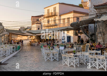 Cafe la vie dans la ville d''Hydra au coucher du soleil, l'île d'Hydra, Attique, Grèce Banque D'Images