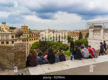 Rome, Italie. Vue de la ville depuis les marches en face de Santa Maria d'Arocoeli l'église. Banque D'Images