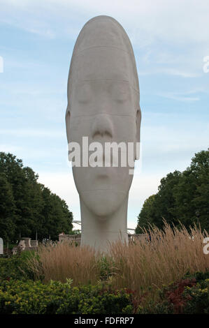 Chicago, Illinois, USA : vue de la sculpture 1004 Portraits réalisés par l'artiste espagnol Jaume Plensa au Millennium Park Banque D'Images