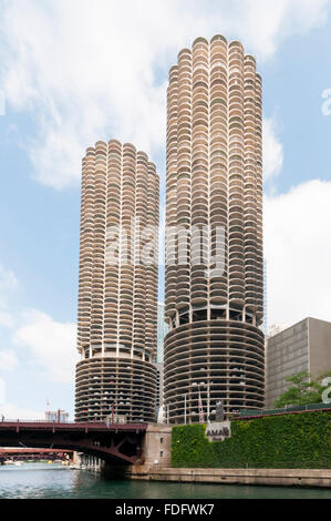 Les deux tours brutales en épis de maïs de Marina City sur la rivière Chicago, conçues par Bertrand Goldberg. Banque D'Images