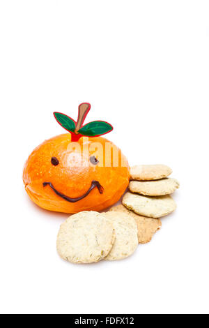 Smiley avec des biscuits de pain d'orange sur fond blanc Banque D'Images