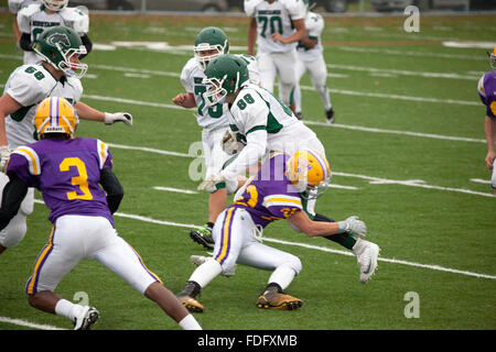 Mounds View High School football player abordés par Cretin-Derham Hall dans un Varsity Jr jeu. St Paul Minnesota MN USA Banque D'Images