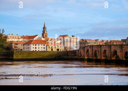 À la rivière Tweed ensemble à Berwick-upon-Tweed town waterfront en vieux pont voûté de Tweedmouth Northumberland England UK Banque D'Images