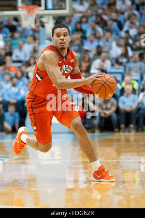 30 décembre 2015 - Chapel Hill, Caroline du Nord ; U.S. - Clemson Tgers (12) CHAPELLE HOLMES comme l'Université de Caroline du Nord à l'encontre de l'Tarheels Clemson Tigers avec un score final de 80-69 comme ils ont joué en ncaa à l'mens Dean Smith Center situé à Chapel Hill. Copyright 2015 Jason Moore. (Crédit Image : © Jason Moore via Zuma sur le fil) Banque D'Images