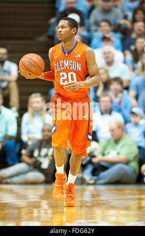 30 décembre 2015 - Chapel Hill, Caroline du Nord ; U.S. - Clemson Tigers (20) JORDANIE ROPER comme l'Université de Caroline du Nord à l'encontre de l'Tarheels Clemson Tigers avec un score final de 80-69 comme ils ont joué en ncaa à l'mens Dean Smith Center situé à Chapel Hill. Copyright 2015 Jason Moore. (Crédit Image : © Jason Moore via Zuma sur le fil) Banque D'Images