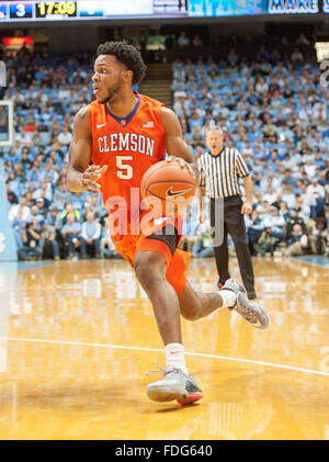 30 décembre 2015 - Chapel Hill, Caroline du Nord ; U.S. - Carolina Tarheels ( comme l'Université de Caroline du Nord à l'encontre de l'Tarheels Clemson Tigers avec un score final de 80-69 comme ils ont joué en ncaa à l'mens Dean Smith Center situé à Chapel Hill. Copyright 2015 Jason Moore. (Crédit Image : © Jason Moore via Zuma sur le fil) Banque D'Images