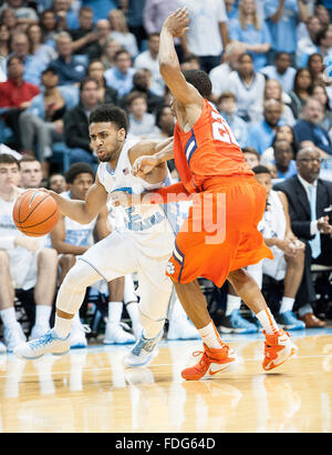 30 décembre 2015 - Chapel Hill, Caroline du Nord ; U.S. - Carolina Tarheels (2) JOEL BERRY II comme l'Université de Caroline du Nord à l'encontre de l'Tarheels Clemson Tigers avec un score final de 80-69 comme ils ont joué en ncaa à l'mens Dean Smith Center situé à Chapel Hill. Copyright 2015 Jason Moore. (Crédit Image : © Jason Moore via Zuma sur le fil) Banque D'Images