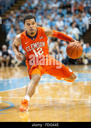 30 décembre 2015 - Chapel Hill, Caroline du Nord ; U.S. - Clemson Tgers (12) CHAPELLE HOLMES comme l'Université de Caroline du Nord à l'encontre de l'Tarheels Clemson Tigers avec un score final de 80-69 comme ils ont joué en ncaa à l'mens Dean Smith Center situé à Chapel Hill. Copyright 2015 Jason Moore. (Crédit Image : © Jason Moore via Zuma sur le fil) Banque D'Images