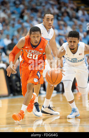 30 décembre 2015 - Chapel Hill, Caroline du Nord ; U.S. - Clemson Tigers (20) JORDANIE ROPER comme l'Université de Caroline du Nord à l'encontre de l'Tarheels Clemson Tigers avec un score final de 80-69 comme ils ont joué en ncaa à l'mens Dean Smith Center situé à Chapel Hill. Copyright 2015 Jason Moore. (Crédit Image : © Jason Moore via Zuma sur le fil) Banque D'Images