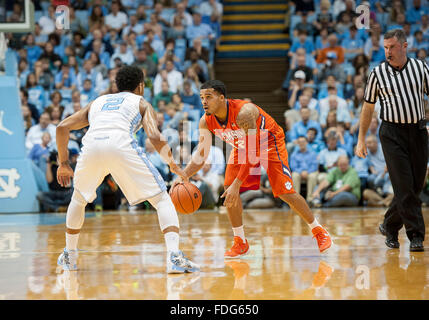 30 décembre 2015 - Chapel Hill, Caroline du Nord ; U.S. - Clemson Tgers (12) CHAPELLE HOLMES comme l'Université de Caroline du Nord à l'encontre de l'Tarheels Clemson Tigers avec un score final de 80-69 comme ils ont joué en ncaa à l'mens Dean Smith Center situé à Chapel Hill. Copyright 2015 Jason Moore. (Crédit Image : © Jason Moore via Zuma sur le fil) Banque D'Images