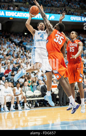 30 décembre 2015 - Chapel Hill, Caroline du Nord ; U.S. - Carolina Tarheels (4) ESAÏE HICKS comme l'Université de Caroline du Nord à l'encontre de l'Tarheels Clemson Tigers avec un score final de 80-69 comme ils ont joué en ncaa à l'mens Dean Smith Center situé à Chapel Hill. Copyright 2015 Jason Moore. (Crédit Image : © Jason Moore via Zuma sur le fil) Banque D'Images