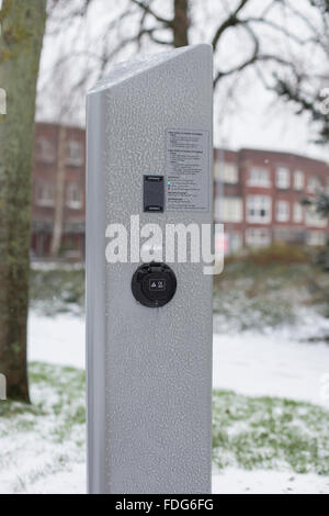 Station de charge pour voiture électrique sur une rue aux Pays-Bas Banque D'Images