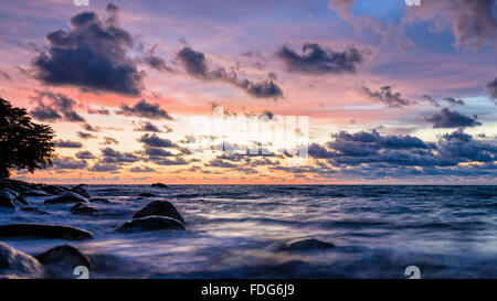 Magnifique paysage de ciel et nuages au-dessus de la mer au coucher du soleil à Khao Lak Beach dans le parc national de Khao Lak-Lam Ru, Takuapa Banque D'Images