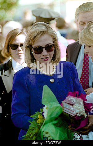 Durham, North Carolina, USA, 26 octobre 1992 Campagne de Clinton/Gore s'arrêtent à l'Université centrale de la Caroline du Nord. Hillary Rodham Clinton obtienne les roses pour son anniversaire. Credit : Mark Reinstein Banque D'Images