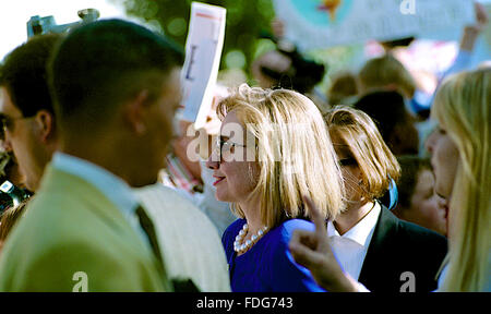 Durham, North Carolina, USA, 26 octobre 1992 Campagne de Clinton/Gore s'arrêtent à l'Université centrale de la Caroline du Nord. Hillary Rodham Clinton obtienne les roses pour son anniversaire. Credit : Mark Reinstein Banque D'Images