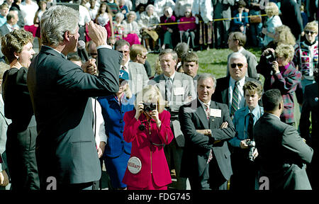 Durham, North Carolina, USA, 26 octobre 1992 Campagne de Clinton/Gore s'arrêtent à l'Université centrale de la Caroline du Nord. Gouverneur William Clinton s'adresse à la foule rassemblée pour voir et entendre quelques jours avant l'élection. Tipper Gore dans la robe rouge avec le Joyeux Anniversaire Hillary bouton sur elle pour prendre des photos de son mari, colistier. Credit : Mark Reinstein Banque D'Images