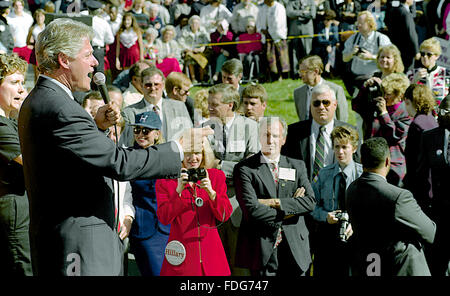 Durham, North Carolina, USA, 26 octobre 1992 Campagne de Clinton/Gore s'arrêtent à l'Université centrale de la Caroline du Nord. Gouverneur William Clinton s'adresse à la foule rassemblée pour voir et entendre quelques jours avant l'élection. Tipper Gore dans la robe rouge avec appareil photo et le joyeux anniversaire Hillary Crédit : Mark Reinstein bouton Banque D'Images